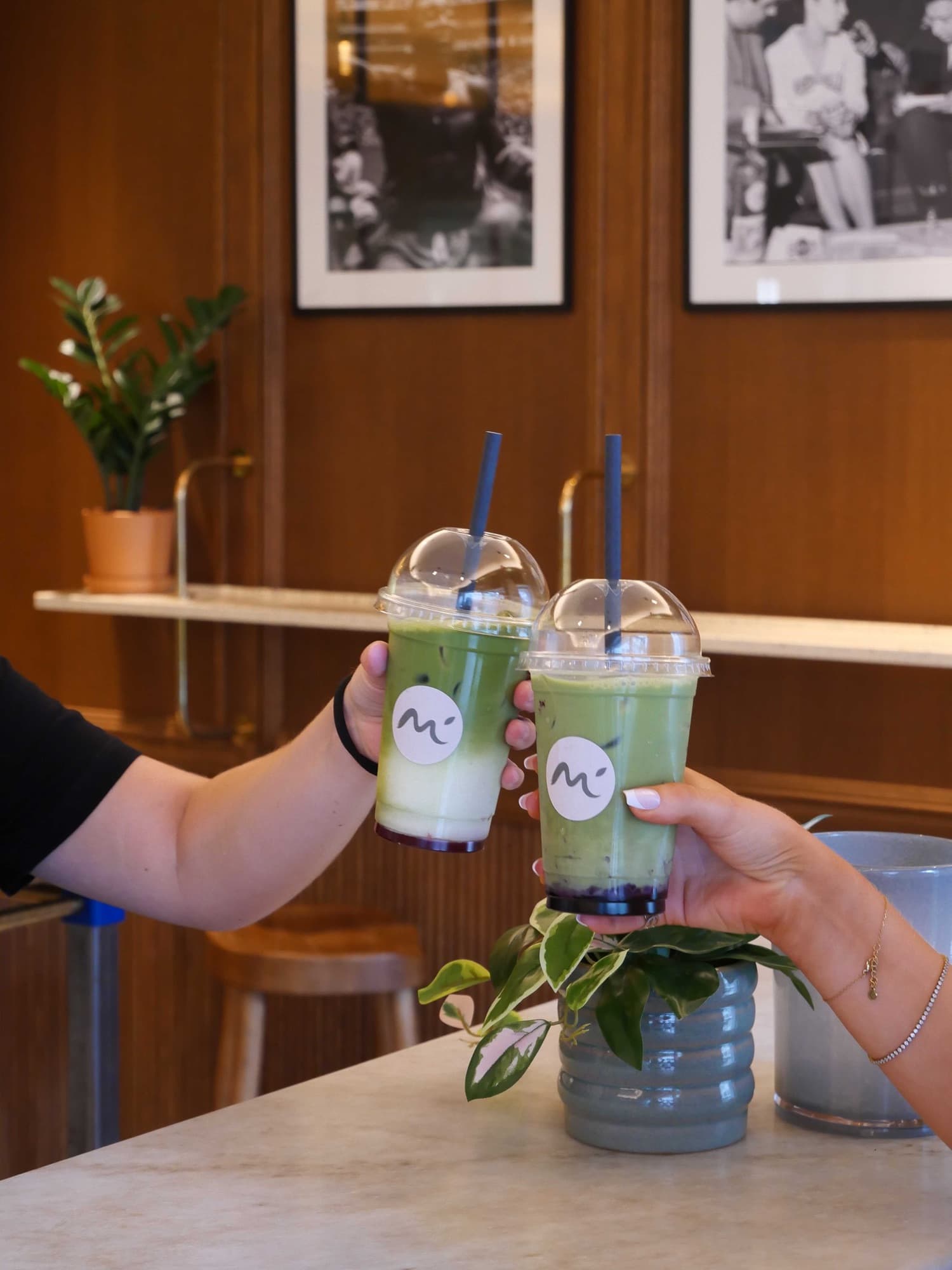 Två iskalla matcha latte skålas