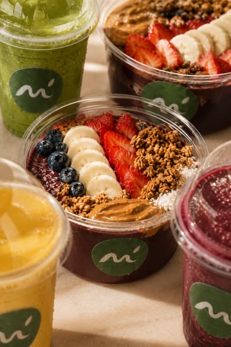 Makai açaí bowl, grön smoothie, juice och mackor